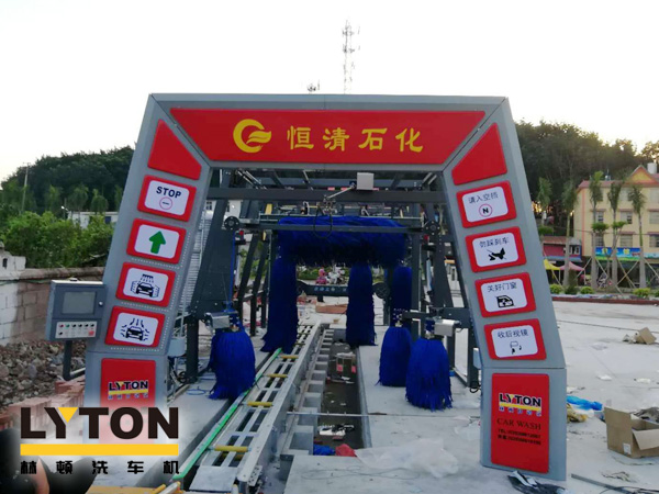 恒清石化引進FX-11系列電腦洗車機，洗車液和水蠟、自動仿行刷洗、自動仿行風干。