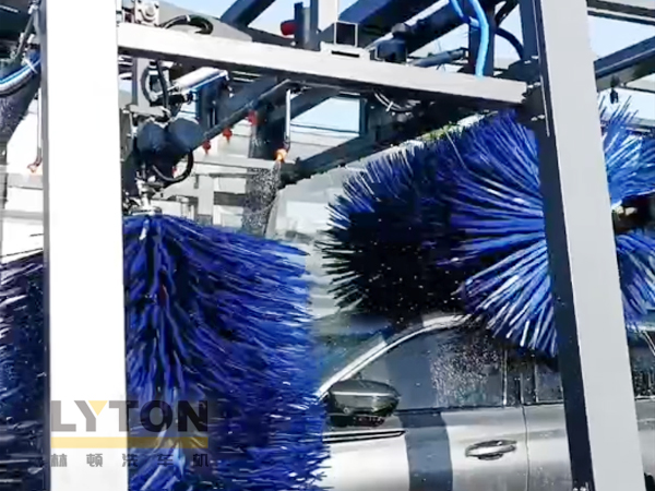 因?yàn)閷Ｗ?，所以專業(yè)！常州惠眾汽車俱樂(lè)部安裝2臺(tái)林頓FX11系列全自動(dòng)洗車機(jī)