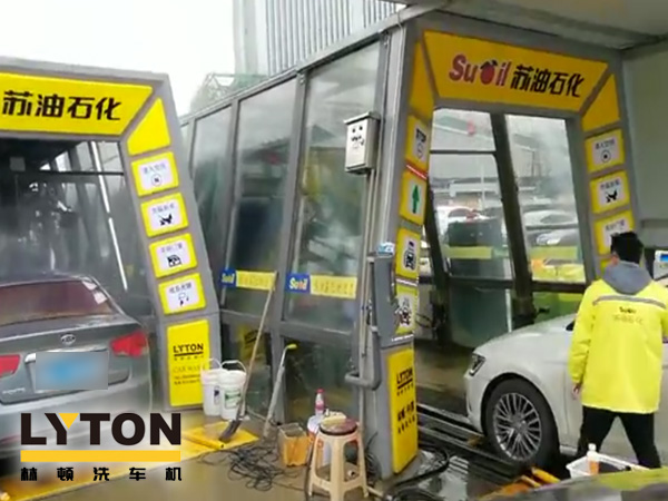 圖一：聲勢赫奕，應(yīng)接不暇！貴陽蘇油石化雙子座FX-11隧道式電腦洗車機(jī)調(diào)試完成。