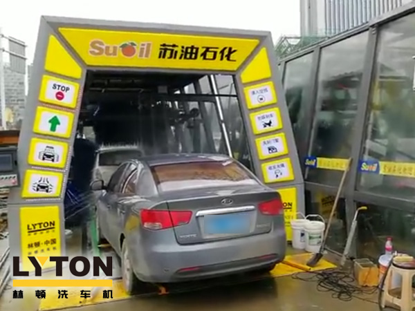 圖二：聲勢赫奕，應(yīng)接不暇！貴陽蘇油石化雙子座FX-11隧道式電腦洗車機(jī)調(diào)試完成。