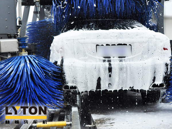 經(jīng)電腦洗車機毛刷洗刷，使車身光亮如新在車身上形成一層光亮、不易揮發(fā)的高分子聚合保護膜，這種保護膜具有抗水、耐磨、防曬、防腐蝕的特點。