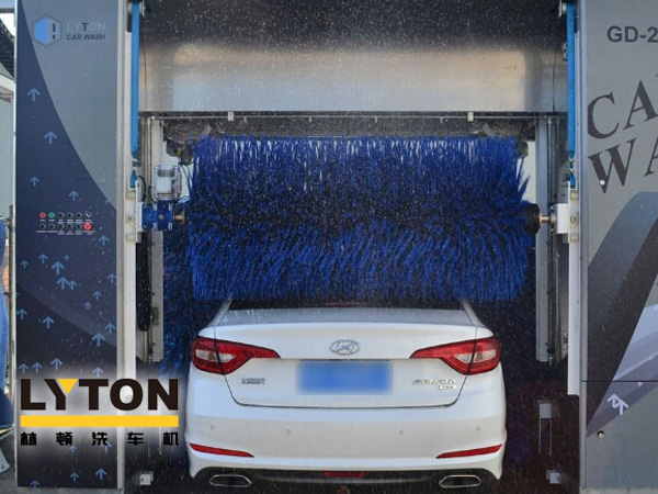 根據(jù)電腦洗車機(jī)工作方式的不同可分為隧道式電腦洗車機(jī)及往復(fù)式龍門洗車機(jī)，其核心本質(zhì)區(qū)別在于洗車機(jī)、汽車誰(shuí)在動(dòng)。