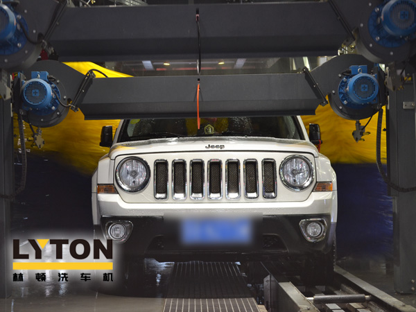 重要提醒！炎炎夏日，電腦洗車機設備洗車前務必記得先用玻璃水先冷卻擋風玻璃，防止玻璃爆裂！