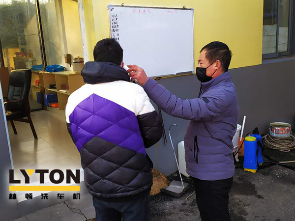 貫徹和宣傳《市公安局關(guān)于依法打擊疫情防控期間違法犯罪行為的通告》、《來寧返寧人員公告》推動企業(yè)防疫工作和復(fù)工復(fù)產(chǎn)兩手抓！