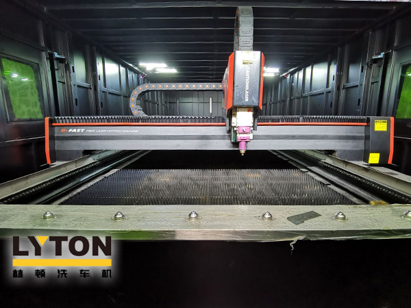 林頓電腦洗車機秉持匠心制造的標準,致力為客戶提供高品質(zhì)的專業(yè)洗車設(shè)備。引進FIBER LASER CUTTING MACHINE大型光纖激光切割機實現(xiàn)加工產(chǎn)品精度更高,切割口更光滑,速度更快,效率更高!進一步保證洗車設(shè)備的加工品質(zhì)！