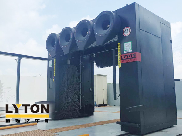 設(shè)備整體熏黑式的設(shè)計(jì)，極具潮流感！林頓推出五刷龍門(mén)往復(fù)式電腦洗車(chē)機(jī)