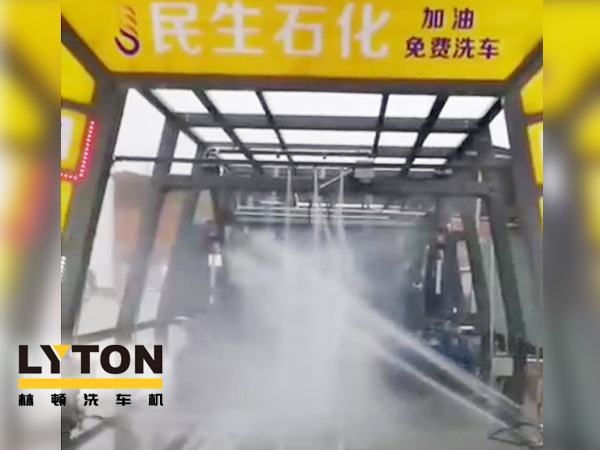 黃色款林頓FX-11系列隧道式連續(xù)全自動(dòng)洗車機(jī)設(shè)備，外表高壓沖洗、仿型超柔刷洗、輪刷清洗等，眾多客戶選擇！