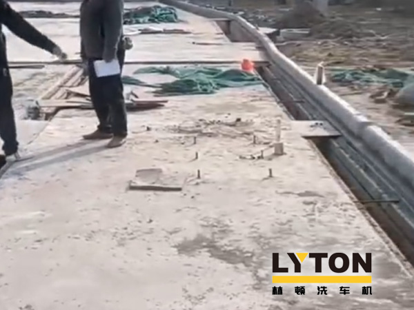 南通公交新裝配lyton大型通道式巴士洗車(chē)機(jī)，現(xiàn)洗車(chē)機(jī)基礎(chǔ)建設(shè)已完工，待發(fā)貨安裝