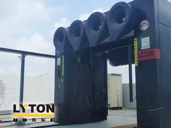 林頓龍門往復(fù)式全自動洗車機全過程自動控制運行！快捷可靠性好！設(shè)備外觀美觀大方！