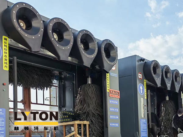 林頓龍門往復(fù)式全自動洗車機全過程自動控制運行！快捷可靠性好！設(shè)備外觀美觀大方！