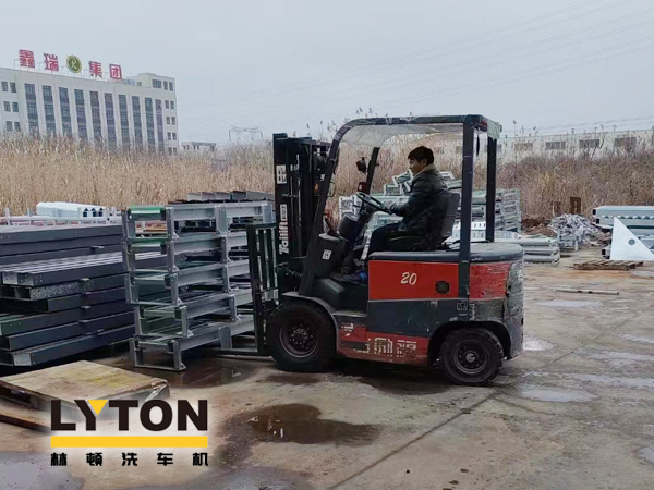 眾多加油站及公司自動(dòng)洗車(chē)設(shè)備的供應(yīng)商！品質(zhì)肯定！林頓全自動(dòng)洗車(chē)機(jī)發(fā)貨現(xiàn)場(chǎng)