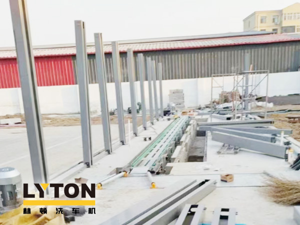 量身定制的解決方案、強(qiáng)大的洗車吞吐能力、卓越的汽車清洗效果、超高的盈利能力——隧道式全自動(dòng)洗車機(jī)