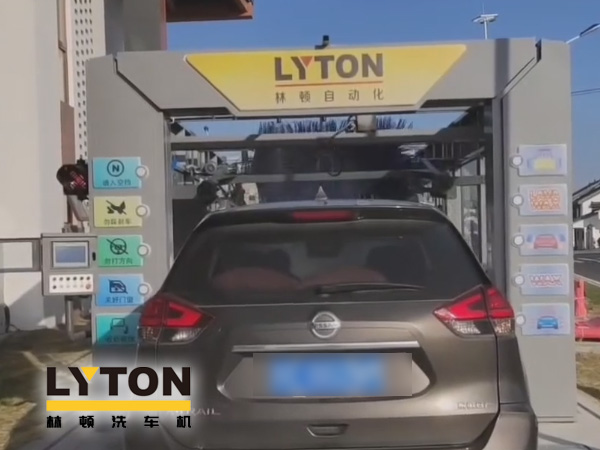 江南古鎮(zhèn)周莊網(wǎng)紅打卡加油站全自動(dòng)洗車機(jī)安裝完工！現(xiàn)調(diào)試洗車！