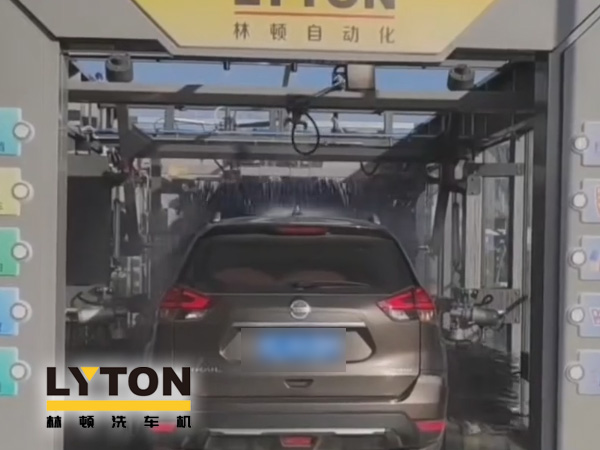 江南古鎮(zhèn)周莊網(wǎng)紅打卡加油站全自動(dòng)洗車機(jī)安裝完工！現(xiàn)調(diào)試洗車！