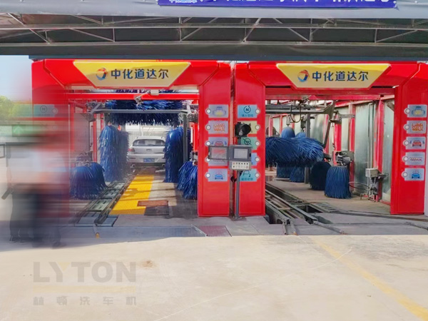 全自動洗車機(jī)洗車程序及流程:準(zhǔn)備》預(yù)洗》主洗》漂洗》高壓淋水》烘干吹風(fēng)》自動噴香