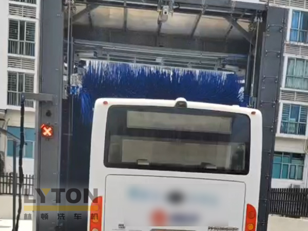 廣東某公交公司引進(jìn)林頓LM-360系列往復(fù)式巴士洗車機(jī)