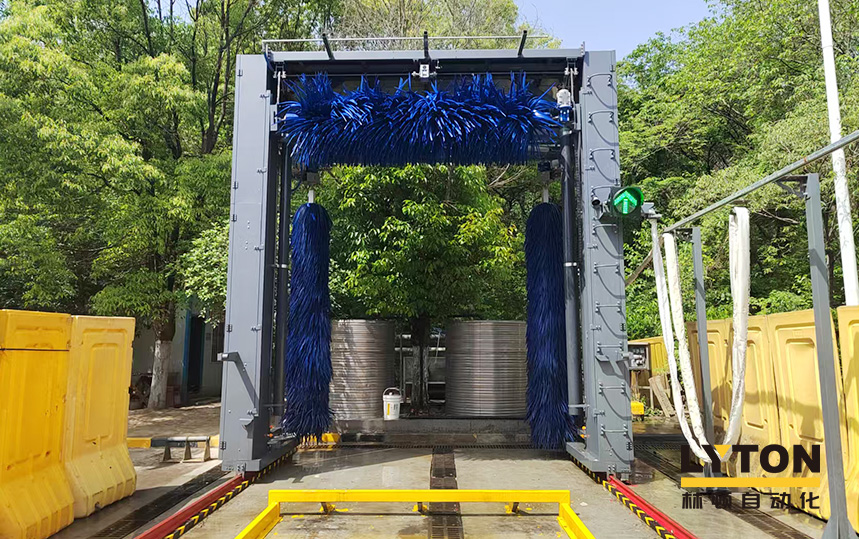 LM-360系列往復(fù)式洗車機(jī) 廣泛應(yīng)用于全國各大城市公交系統(tǒng)