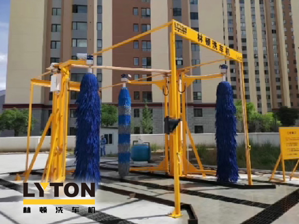 大型通道式巴士洗車機(jī)，廣泛應(yīng)用于城市公交系統(tǒng)。全自動(dòng)洗車機(jī)設(shè)備選林頓，專注清洗，誠信服務(wù)每一個(gè)客戶！